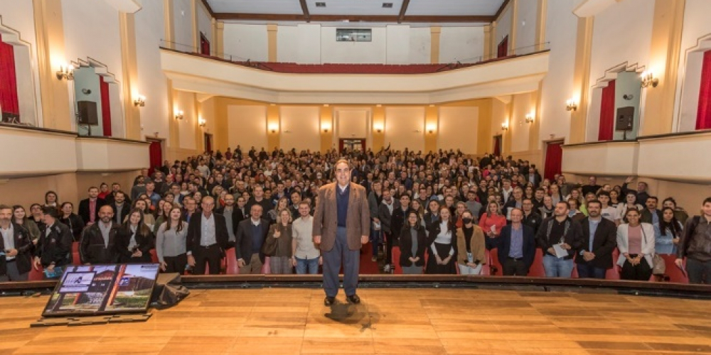 Palestra com professor Marins marca retomada do Ciclo de Palestras da CDL Blumenau