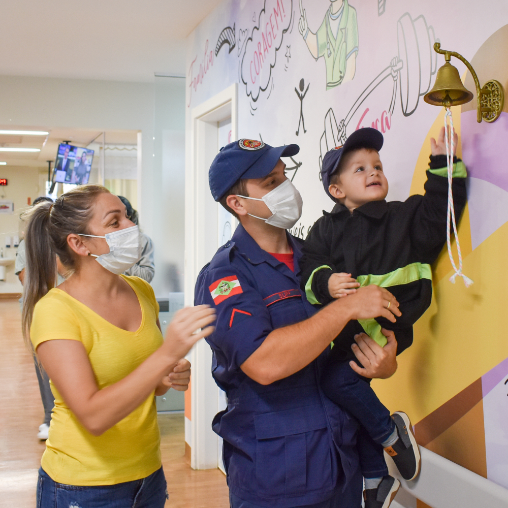 Menino vence o câncer e realiza o sonho de conhecer os bombeiros em Blumenau 