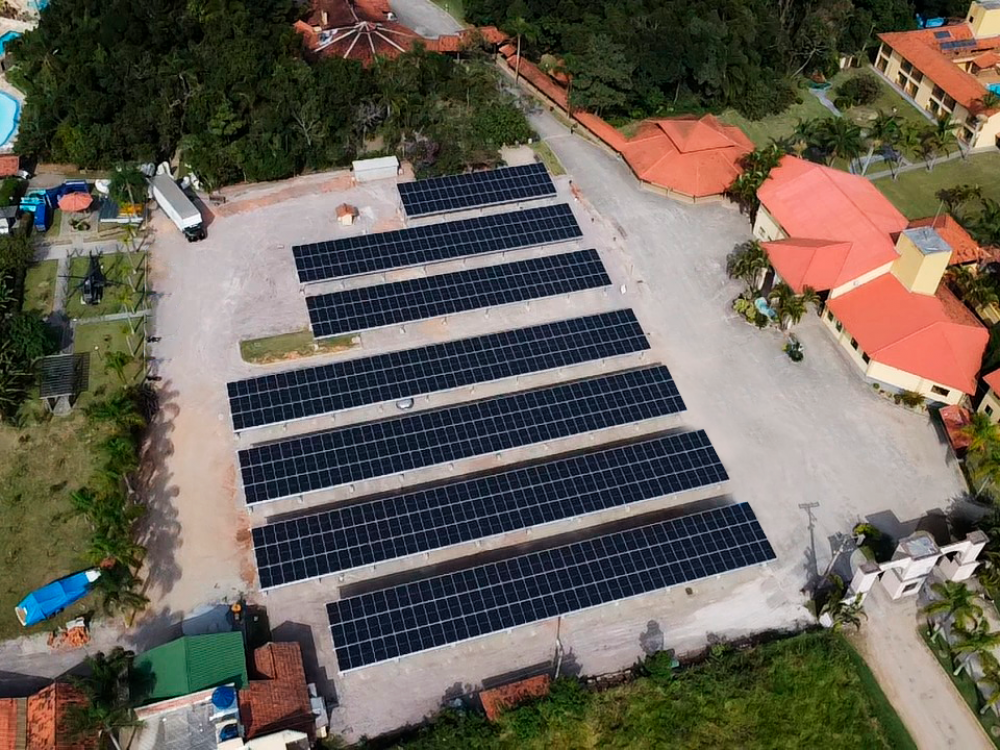 Resort catarinense investe em carport solar e prevê economia anual de R$ 400 mil