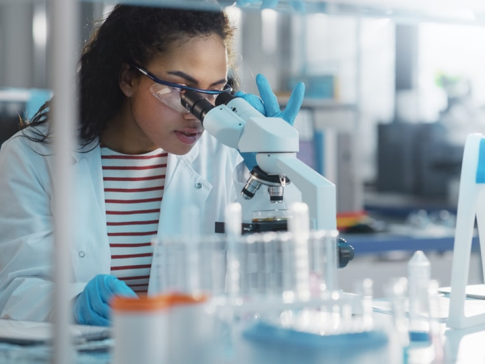 Mulheres representam 28,46% em contratações nas áreas de ciência e tecnologia