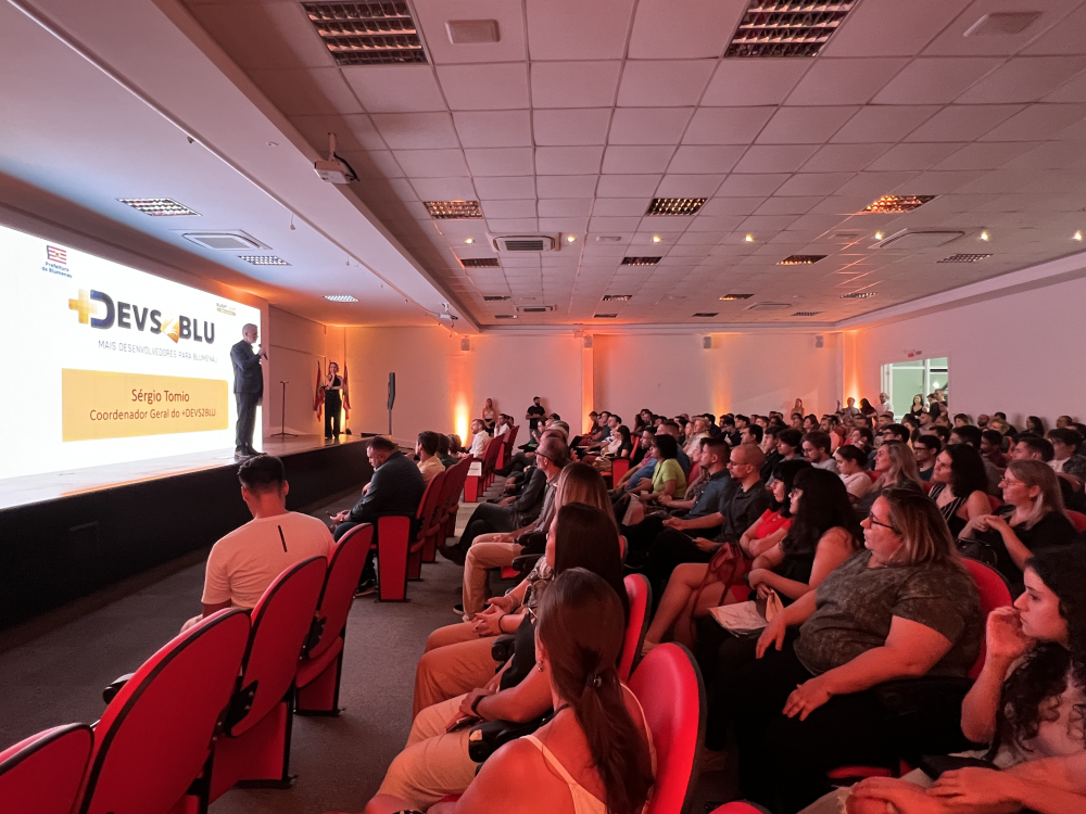 Cerimônia entrega 100 novos profissionais e abre terceira edição do Programa +Devs2Blu