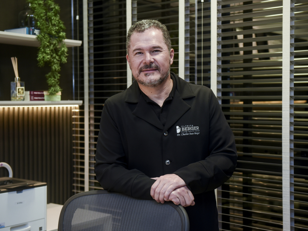 Ginecologista de Blumenau apresenta técnica de implantes removíveis em curso para médicos em São Paulo