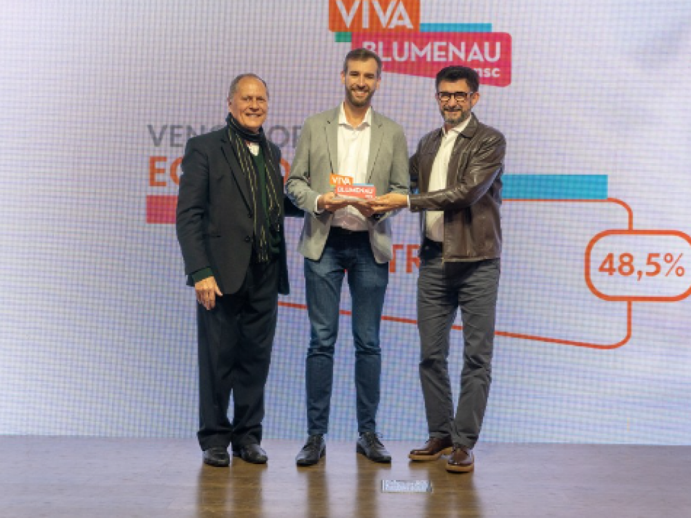 Programa Entra21 vence Prêmio Viva Blumenau, na categoria economia 