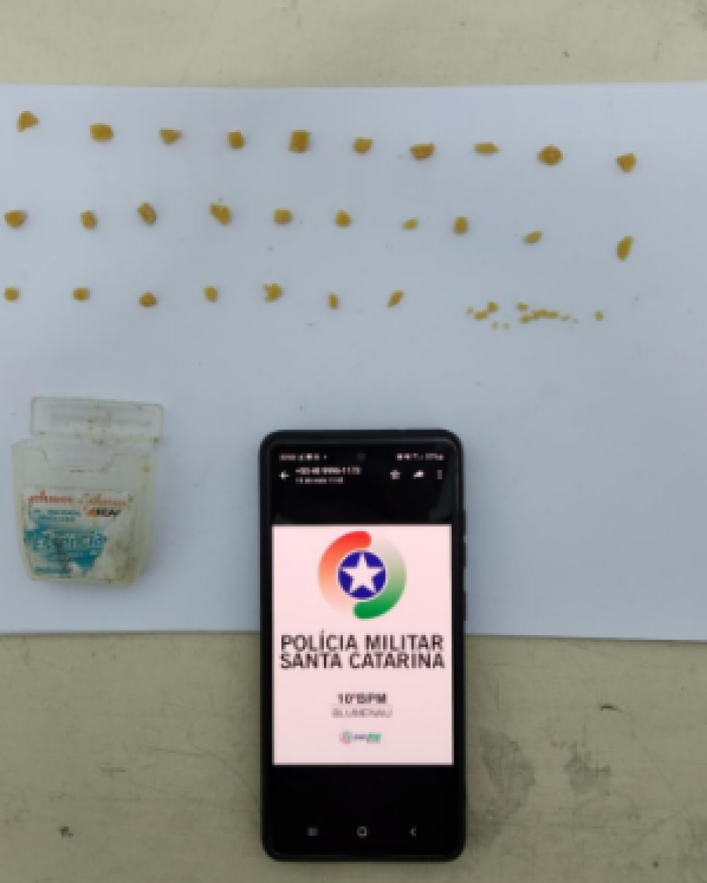 Dupla é detida pela Polícia Militar por tráfico de drogas, no bairro Itoupavazinha