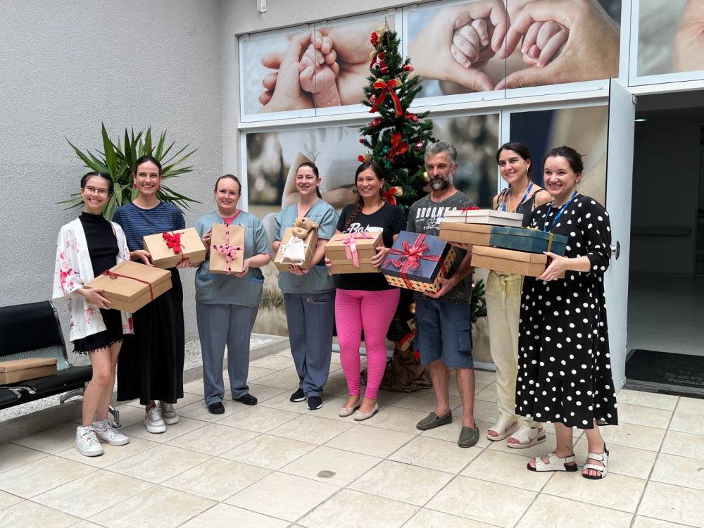 Alunos do UNISENAI Blumenau confeccionam trajes de Natal para bebês do Hospital Santo Antônio