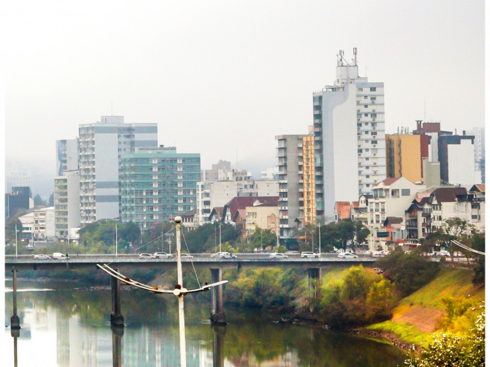 Segunda-feira de tempo instável, com céu encoberto e chance de chuva em Blumenau 