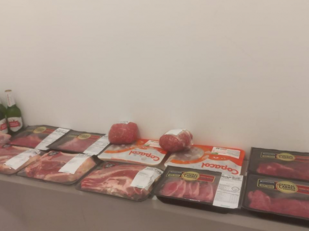 Homem furta 11kg de carne e bebidas alcoólicas em supermercado no bairro Água Verde