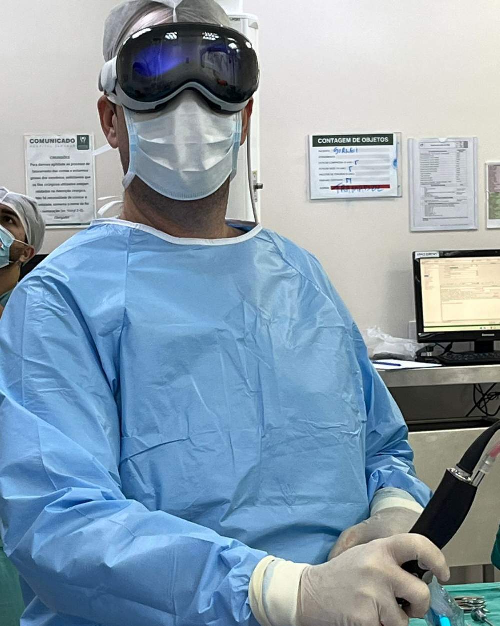 Catarinense realiza primeira cirurgia ortopédica com Apple Vision Pro no Brasil