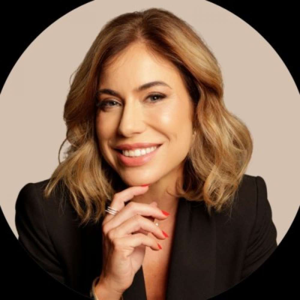 Camila Renaux faz palestra para jovens em evento social de Blumenau