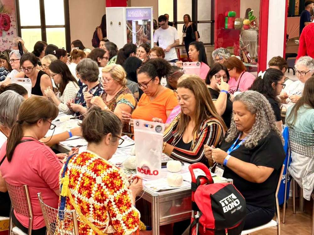 Círculo promove o Dia Mundial de Tricotar em Público em Gaspar