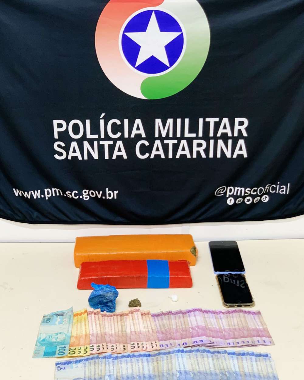 Jovens são flagradas com drogas pela Polícia Militar após denúncia no bairro da Glória