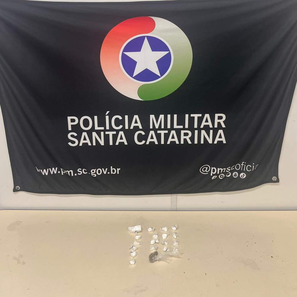 Homem é preso por tráfico de drogas após tentativa de fuga no bairro Itoupavazinha