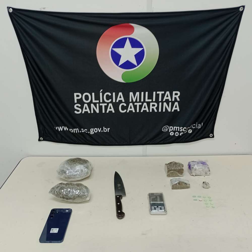Homem de 25 anos é preso com drogas após abordagem e apreensão em residência