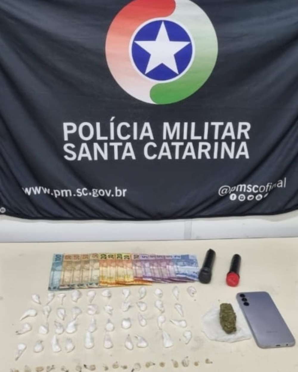 Adolescente de 17 anos é apreendido por tráfico de drogas após tentativa de fuga