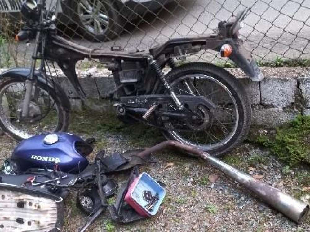 Polícia prende dois homens após moto furtada ser localizada desmontada, no bairro Progresso