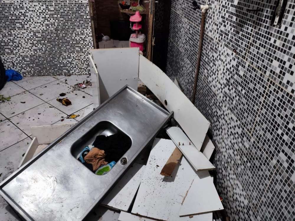 Homem é preso após danificar residência na presença de gestante e criança