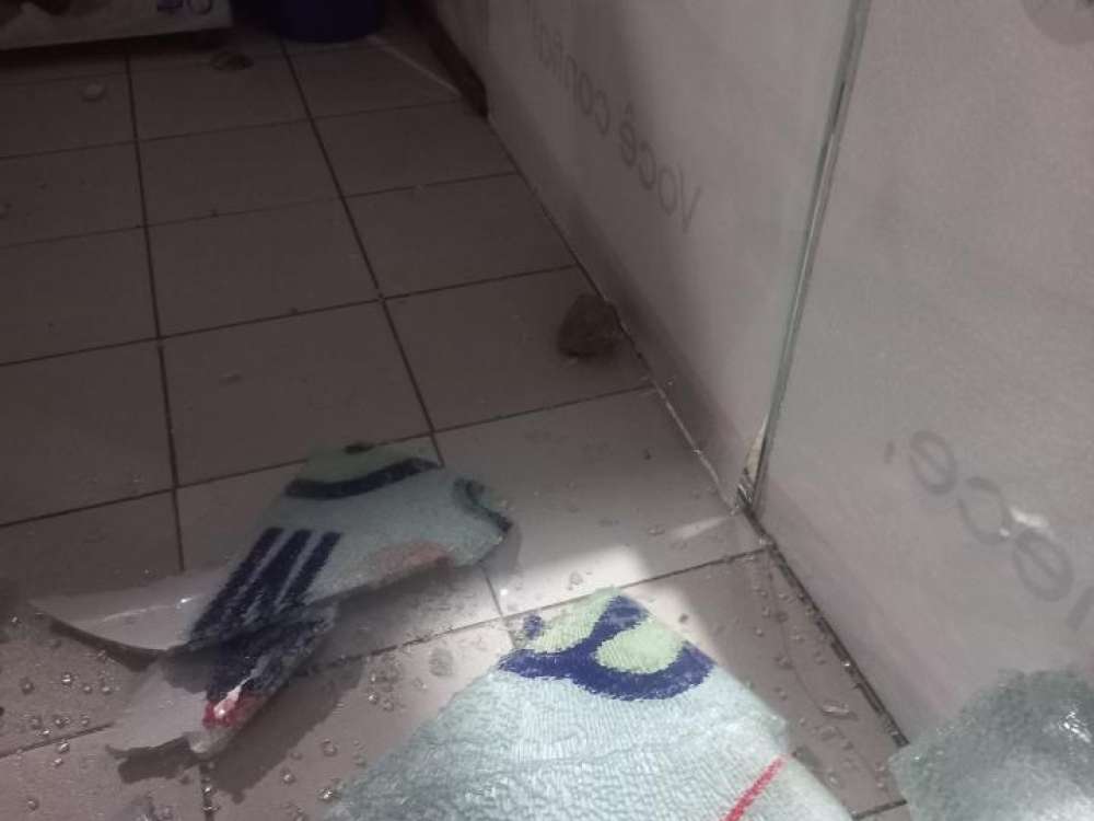 Supermercado é arrombado durante a madrugada e são levados doces e chocolates