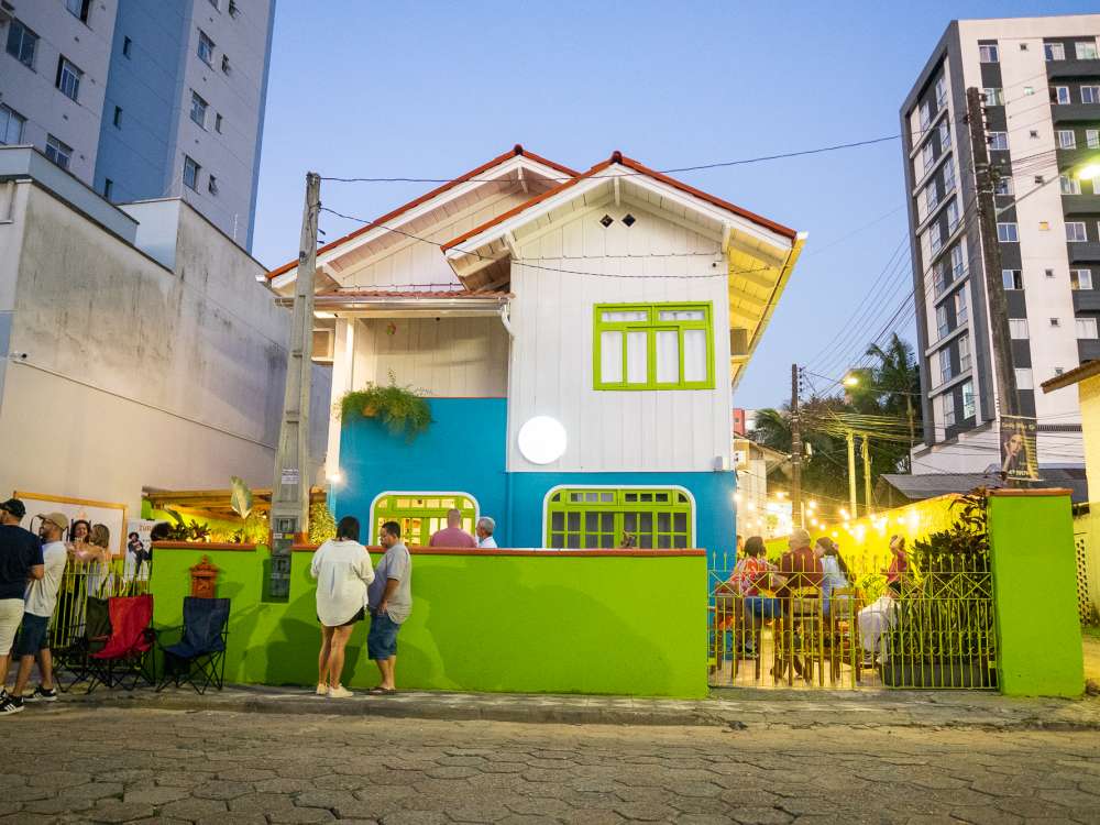 Blumenau recebe novo hostel-café com conceito criativo ao lado da Vila Germânica