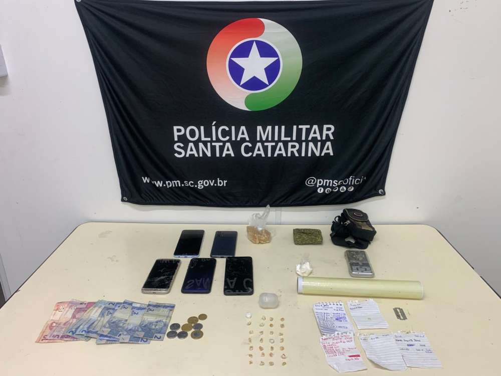 Duas mulheres são presas e dois adolescentes apreendidos por tráfico de drogas 