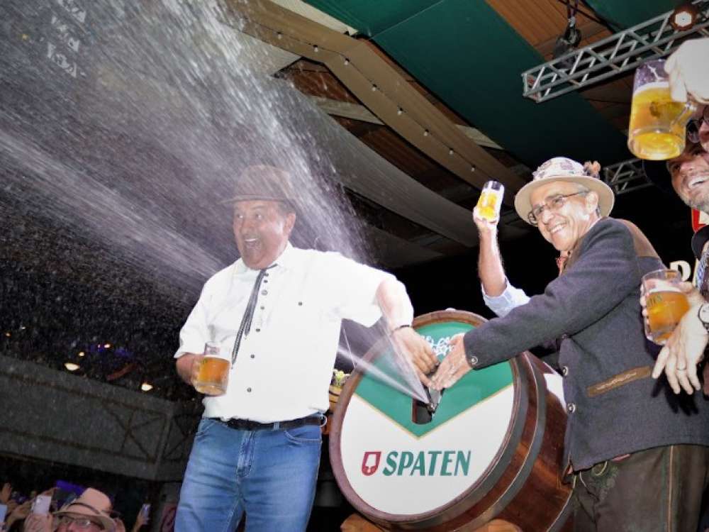 Sangria do primeiro barril de chope marca abertura da 39ª Oktoberfest
