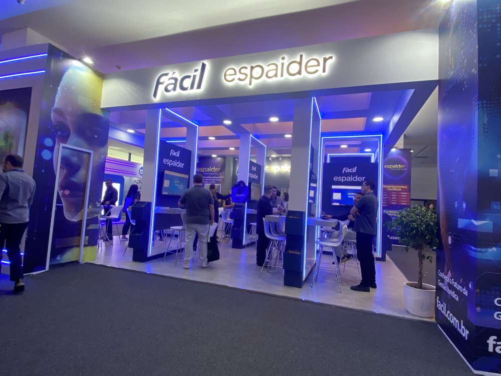 Fácil apresenta inovações do Espaider 10.1 com IA na Fenalaw 2024