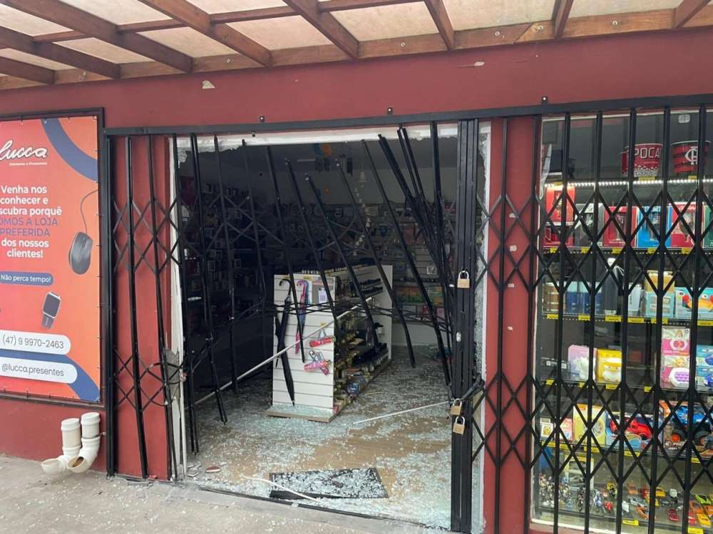 PM de Blumenau apreende adolescente e prende dois homens após furto em loja de Gaspar