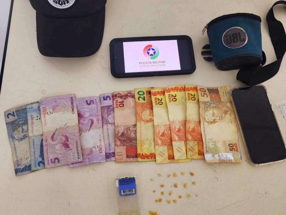 Homem é detido por tráfico de drogas durante rondas no bairro Itoupava Norte