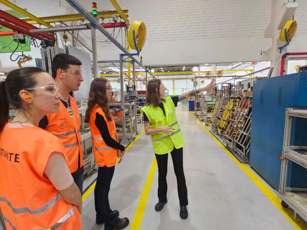 Schneider Electric realiza experiência profissional imersiva para jovens em Blumenau