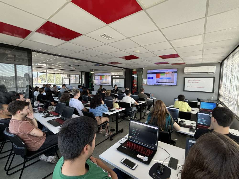 Workshops gratuitos em Blumenau ajudam profissionais na transição para carreiras em tecnologia