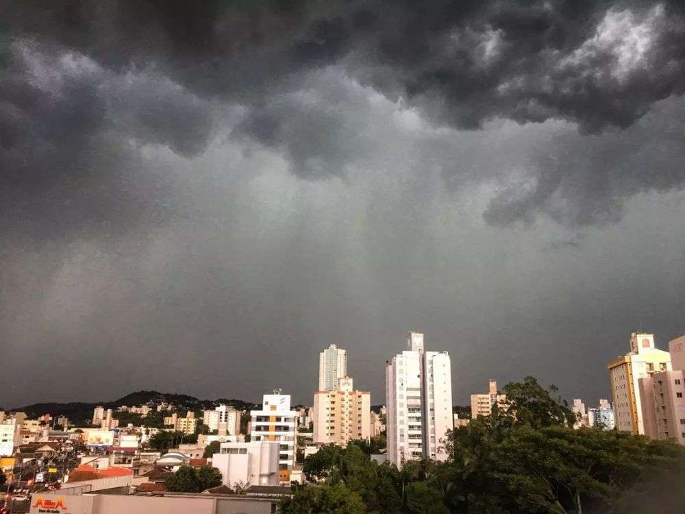Frente fria traz instabilidade e risco de temporais em Blumenau