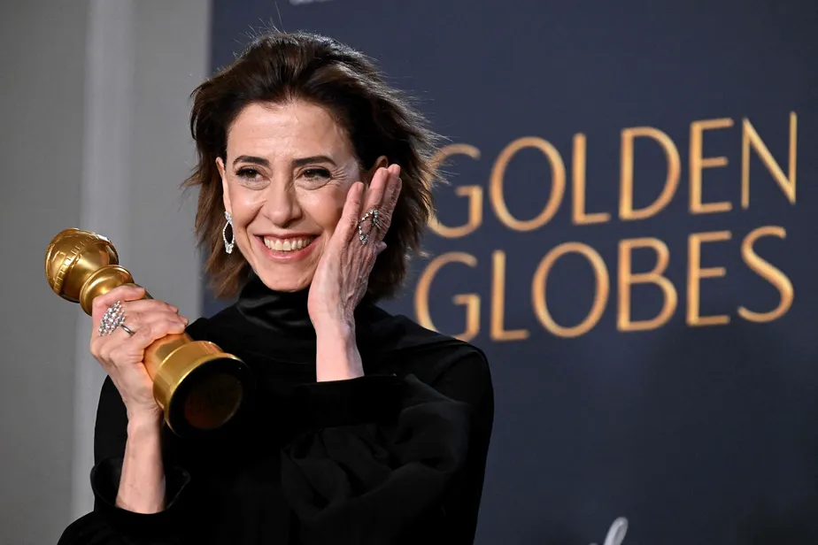 Fernanda Torres faz história ao vencer Globo de Ouro de Melhor Atriz