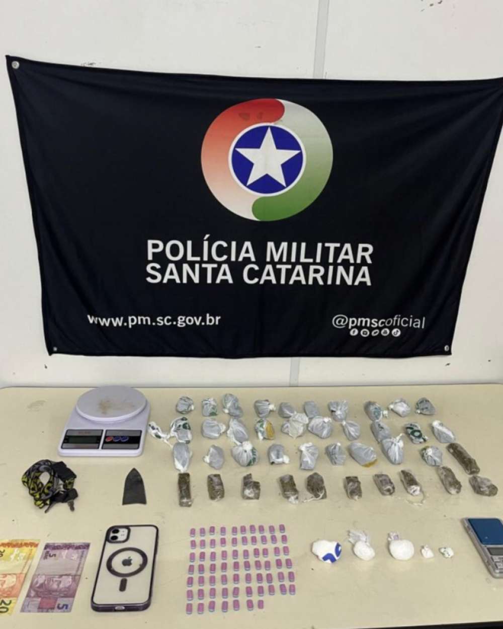 Polícia Militar prende jovem por tráfico de drogas em Blumenau