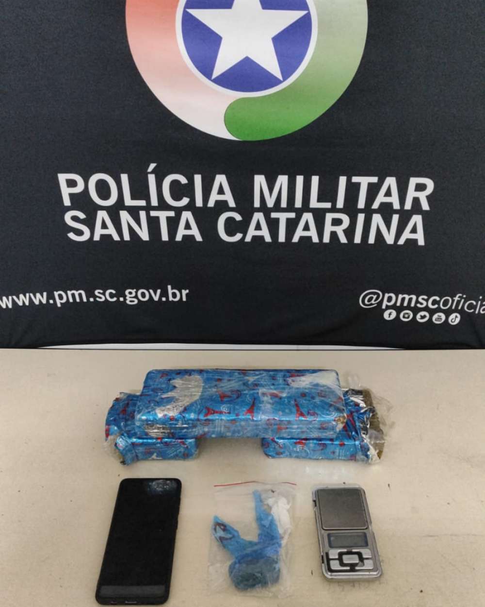Homem é preso por tráfico de drogas em Blumenau com 1kg de maconha e material para o tráfico 