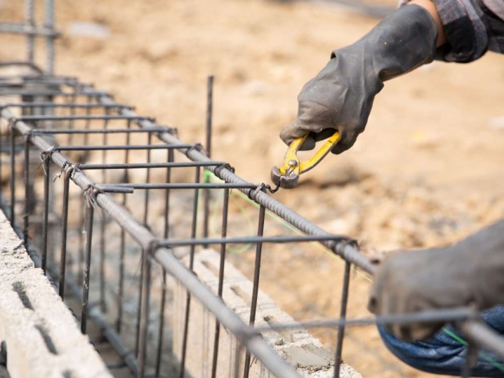 Construção lidera geração de empregos na indústria em 2025