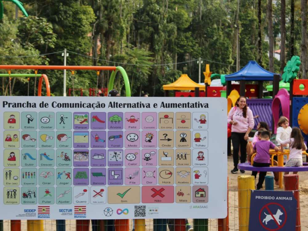 Blumenau é a terceira cidade do país a contar com equipamento que facilita comunicação de pessoas com dificuldade na fala