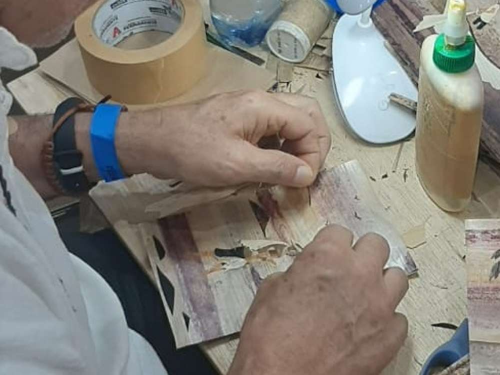 Artesão de Floripa que faz peças com palha de bananeira recebe prêmio nacional