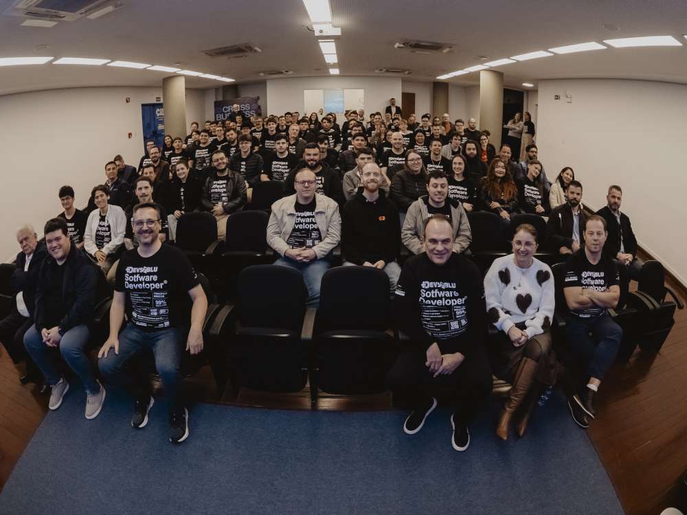 Empreendedorismo e computação quântica são destaques da aula magna de 2025 do +Devs2Blu