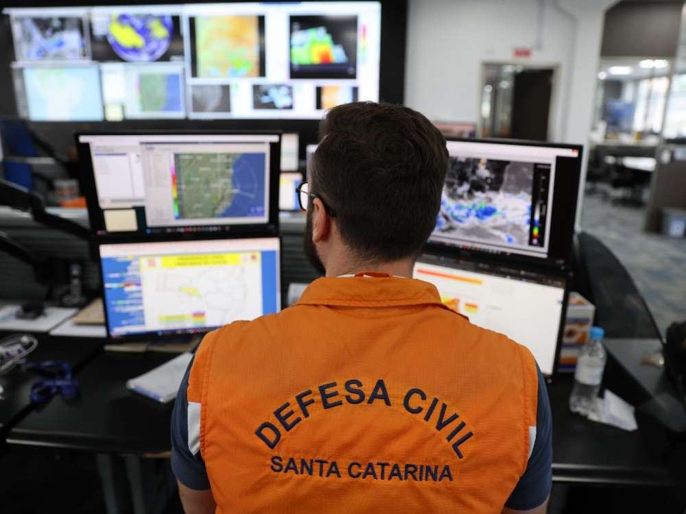 Fapesc e Defesa Civil lançam edital de R$ 3,8 milhões para bolsas em pesquisa e inovação