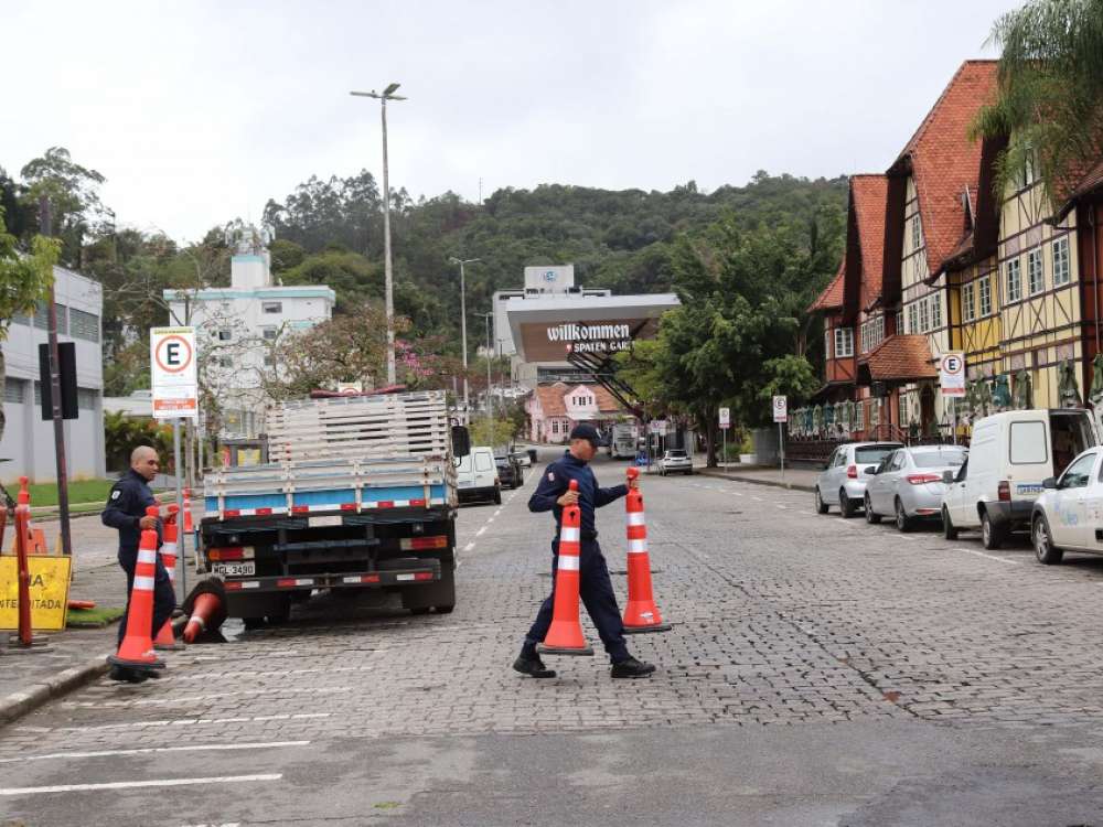 Trânsito na Rua Alberto Stein é alterado para montagem da 40ª Oktoberfest