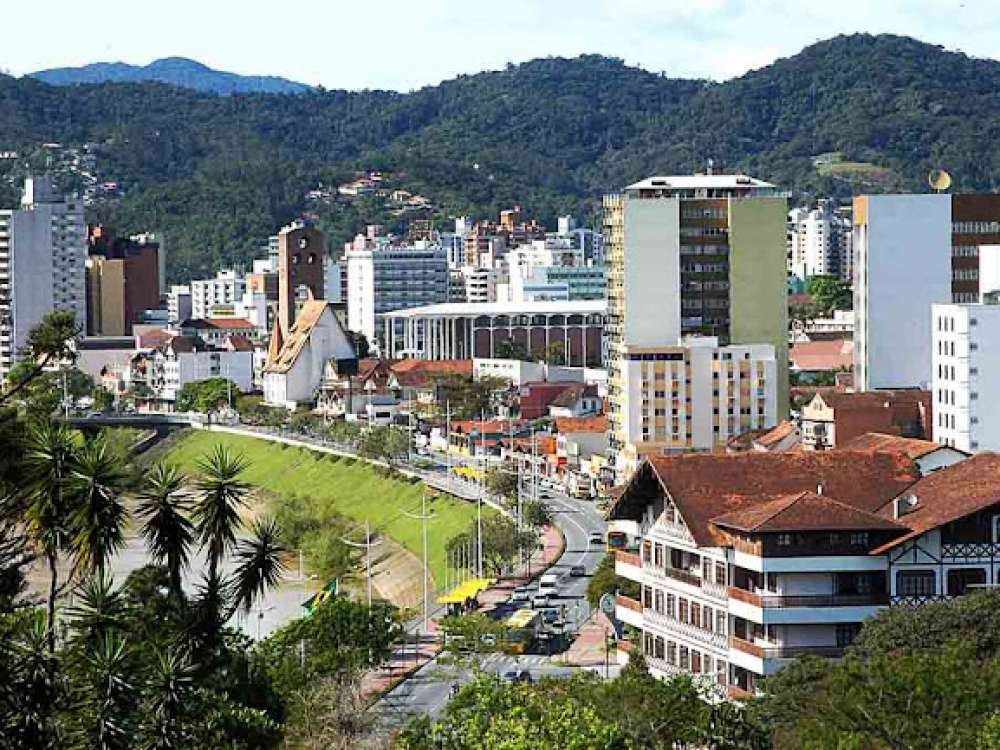 Quarta-feira de tempo firme, com sol e poucas nuvens em Blumenau 