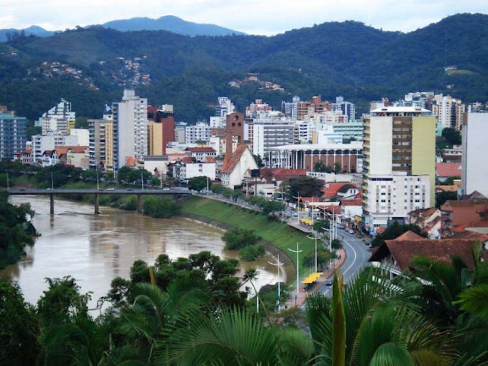 Quinta-feira de céu nublado, com chuvisco e declínio na temperatura em Blumenau 