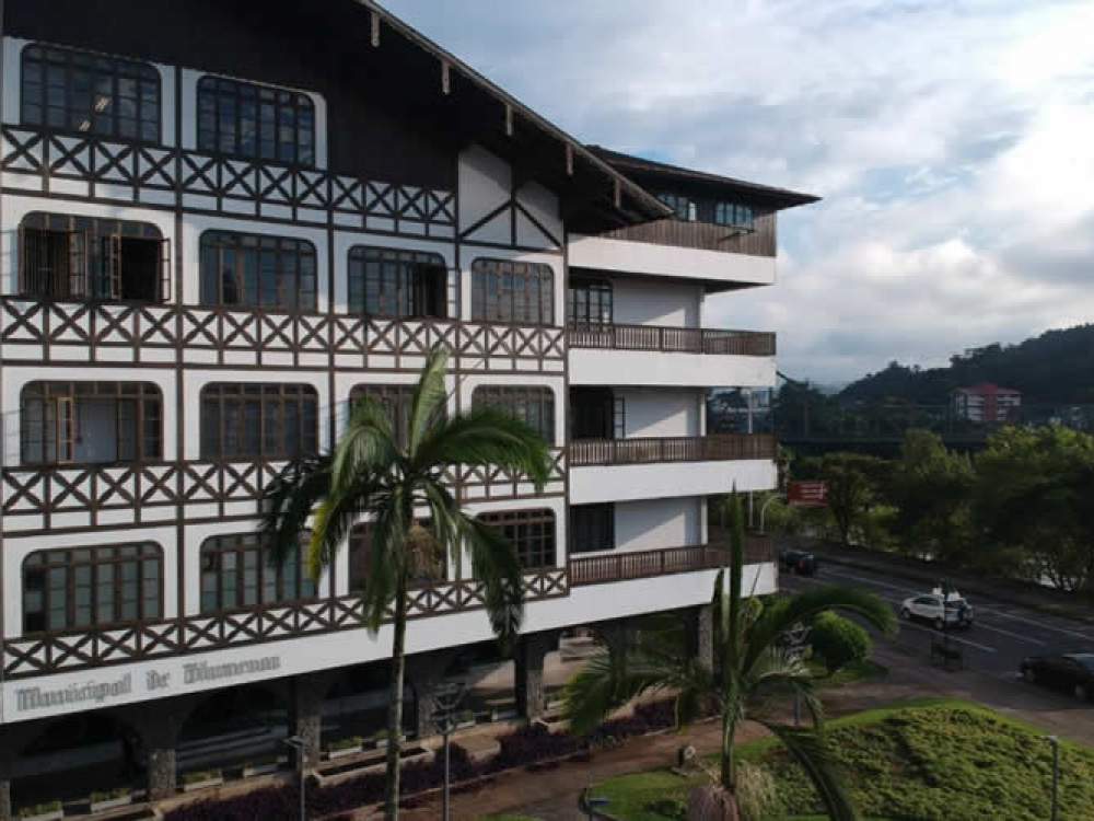 Segunda-feira de tempo firme, com sol entre nuvens em Blumenau 