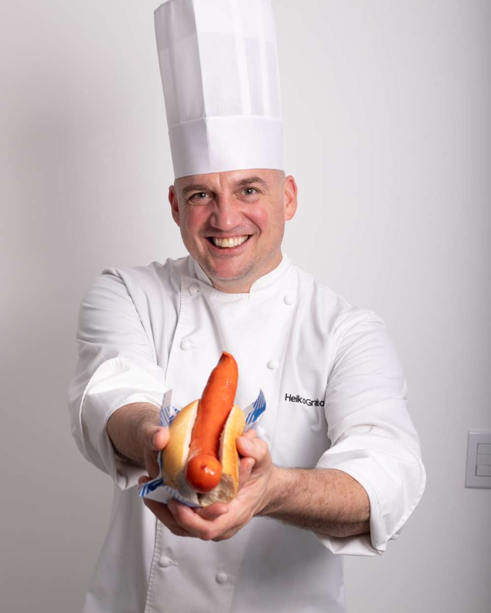 Heiko Grabolle comanda a Casa da Bratwurst na 40ª Oktoberfest de Blumenau