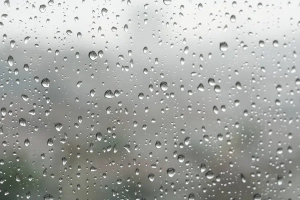 Terça-feira de céu encoberto, com chuva em Blumenau 