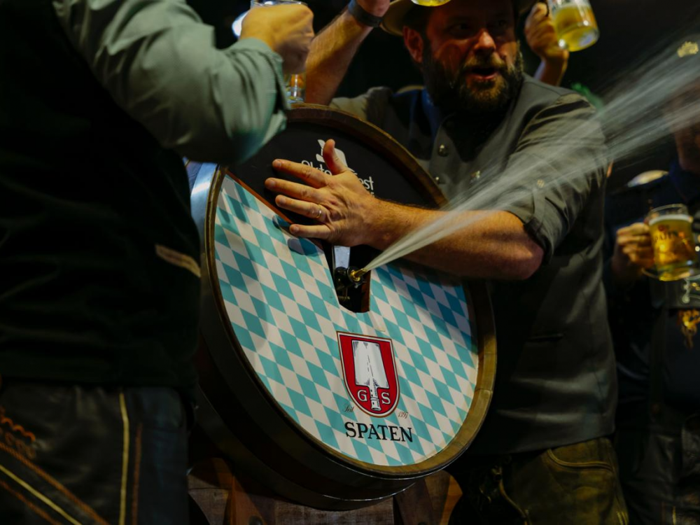 Sangria do barril de Spaten marca a abertura da 40ª Oktoberfest de Blumenau