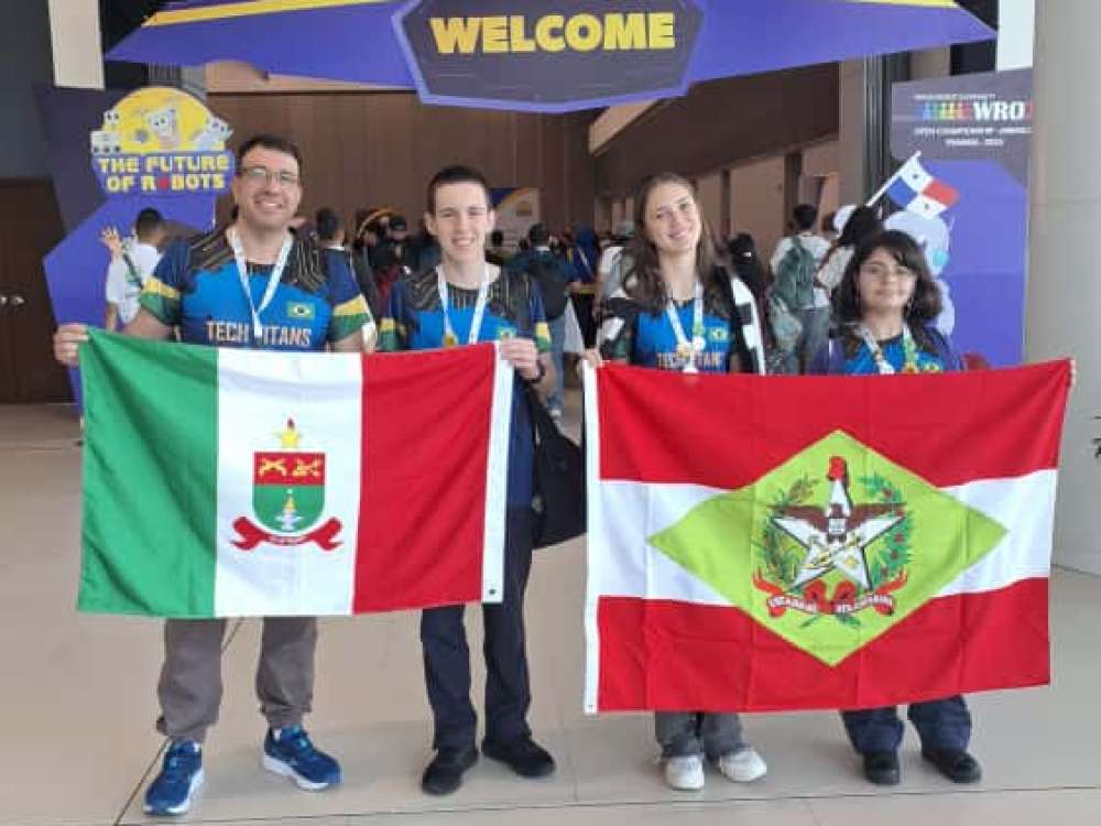 Equipe de Blumenau conquista prata em disputa de robótica no Panamá