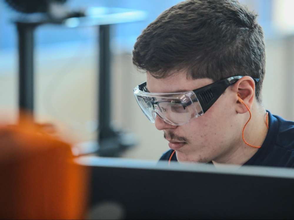 Jovens priorizam salário, possibilidade de crescimento e benefícios, mostra pesquisa