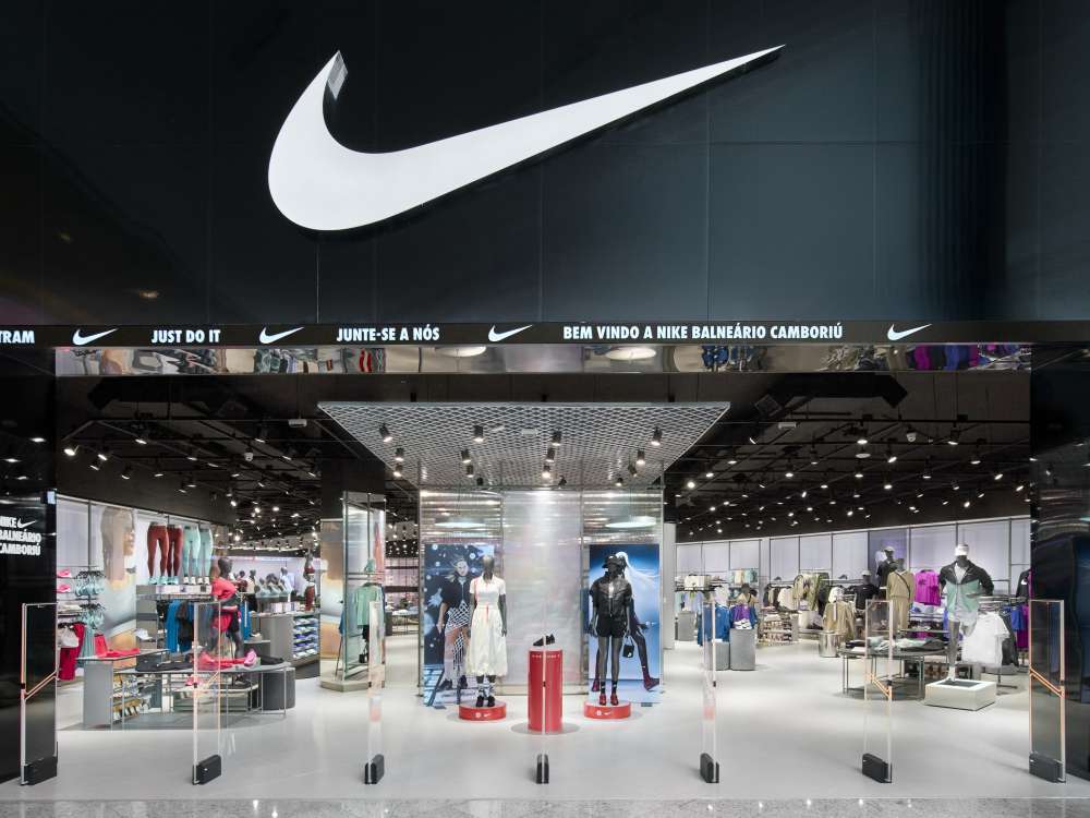 Nike inaugura loja no Balneário Shopping com experiência de compra premium e serviços exclusivos