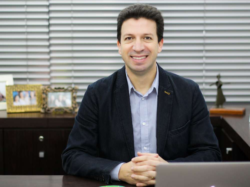 CEO que começou como motorista lança livro sobre trajetória em empresa de SC