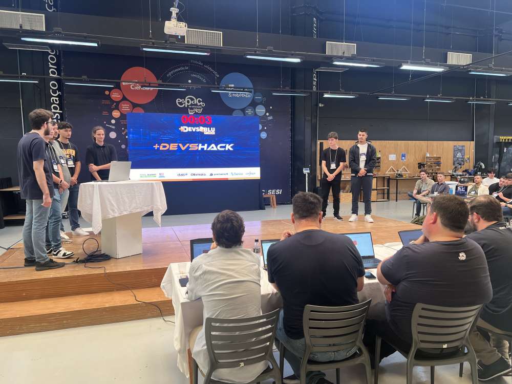 Hackathon promove seis dias de imersão em inovação para alunos no +Devs2Blu 2025